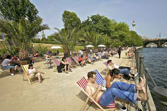 Programas ao ar livre num Beachbar na beira do rio @visitberlin foto: Bernd Schonberger