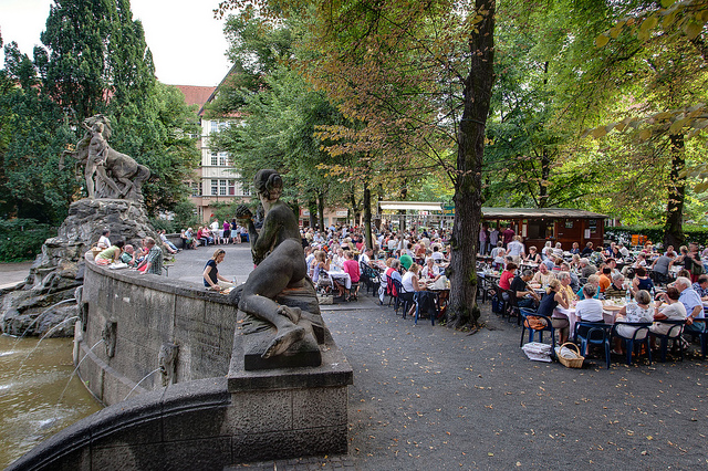 Cervejas e diversão nos parques e praças @visitberlin foto: Wolfgang Scholvien