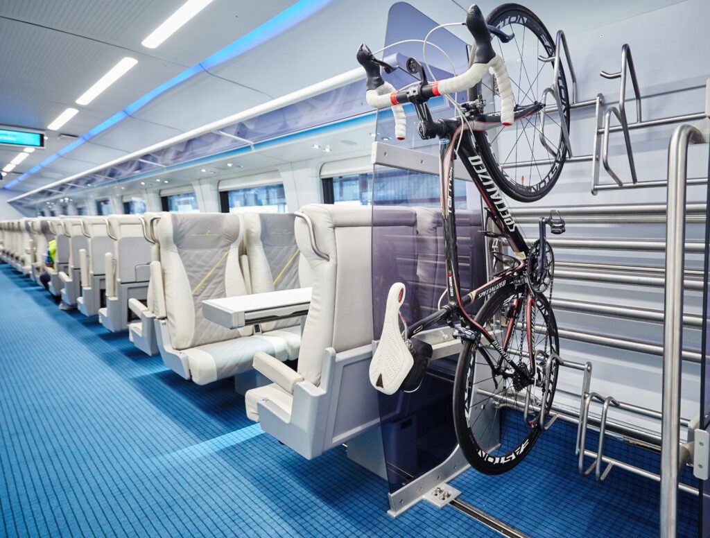 Espaço para malas e bicicletas no trem - foto Brightline